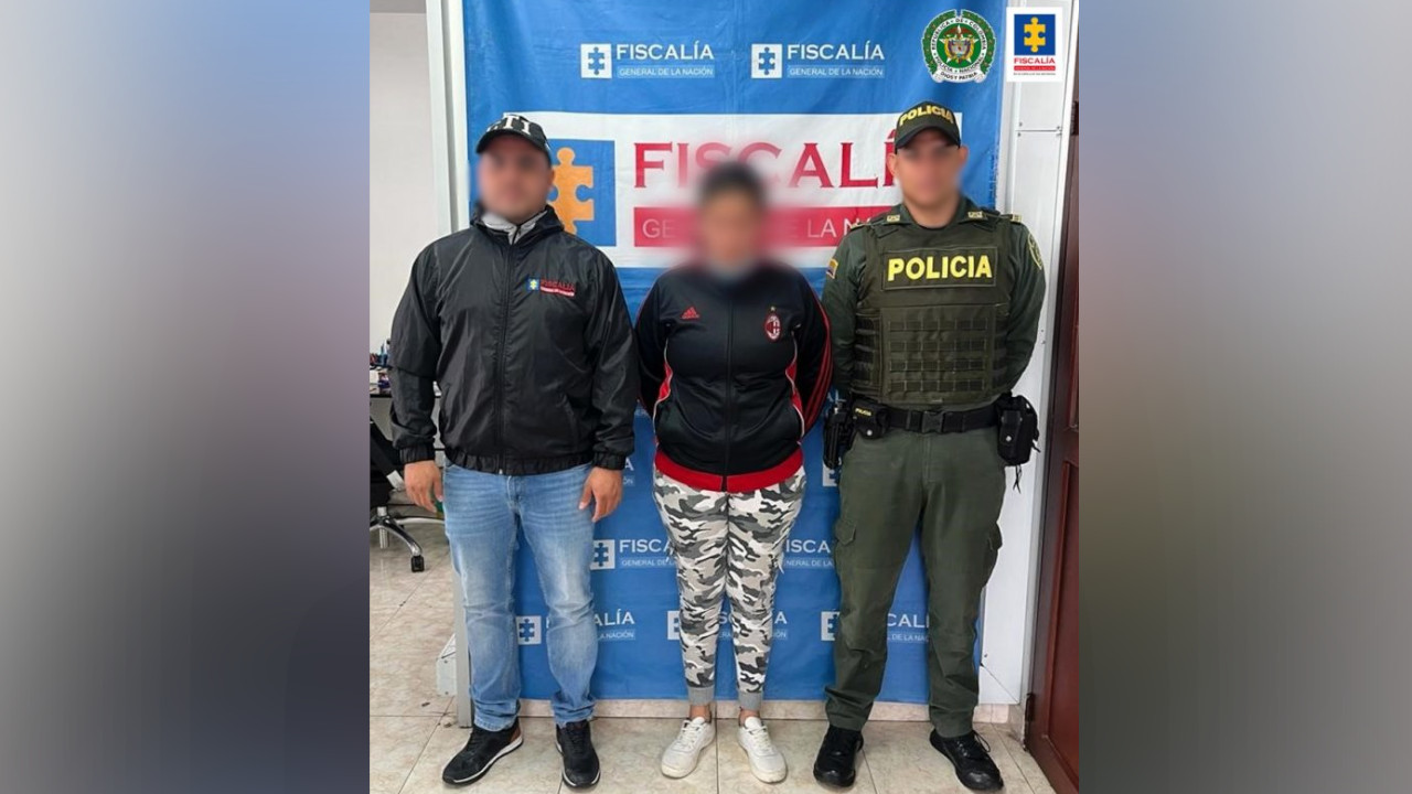 ¡Indignante! Una madre amarraba a sus hijos en los pies y manos con cabuya