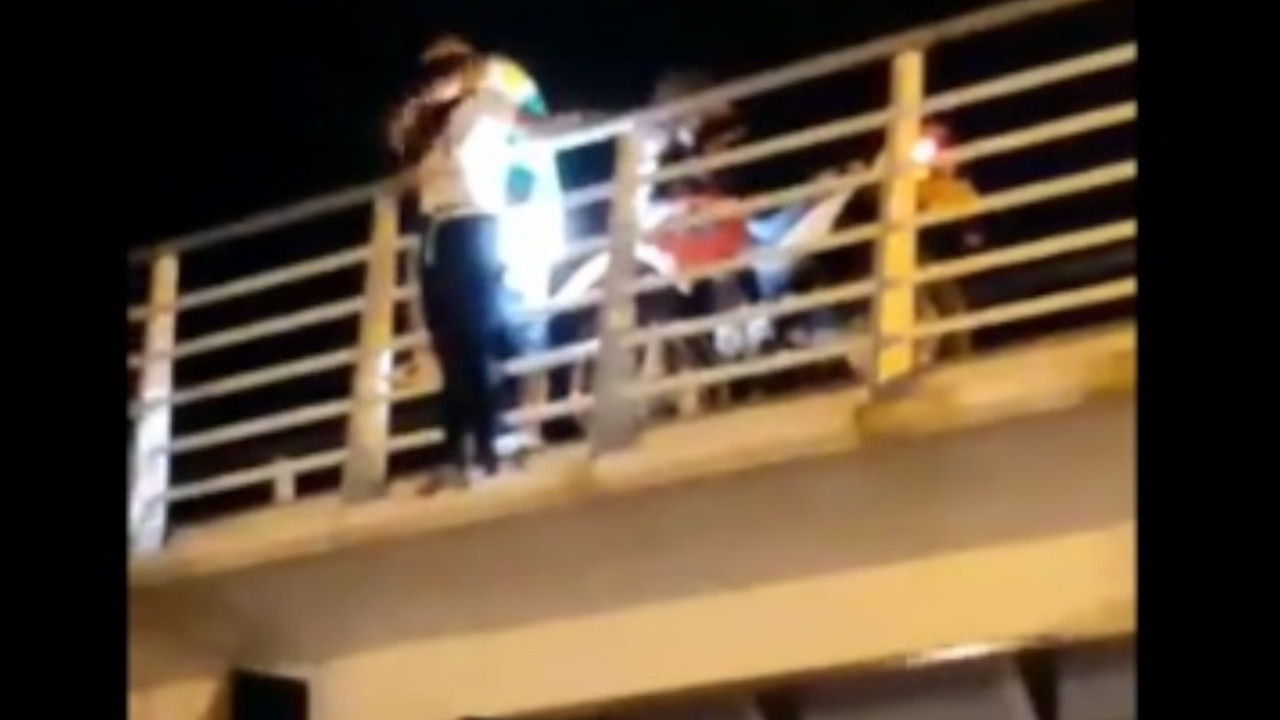 Un hombre evitó que una mujer se matara saltando de un puente