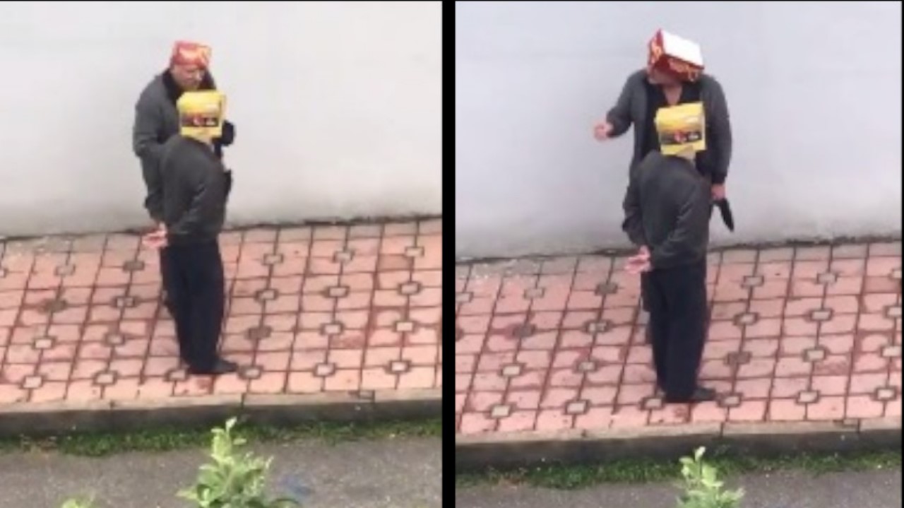 VIDEO. Viralizan a adultos mayores que utilizan cajas de cartón como “paraguas”