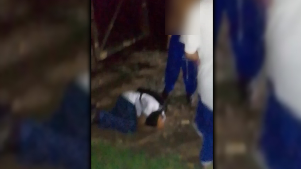 [Video] ¡Inaceptable! Menores le dieron salvaje golpiza a un compañerito del colegio