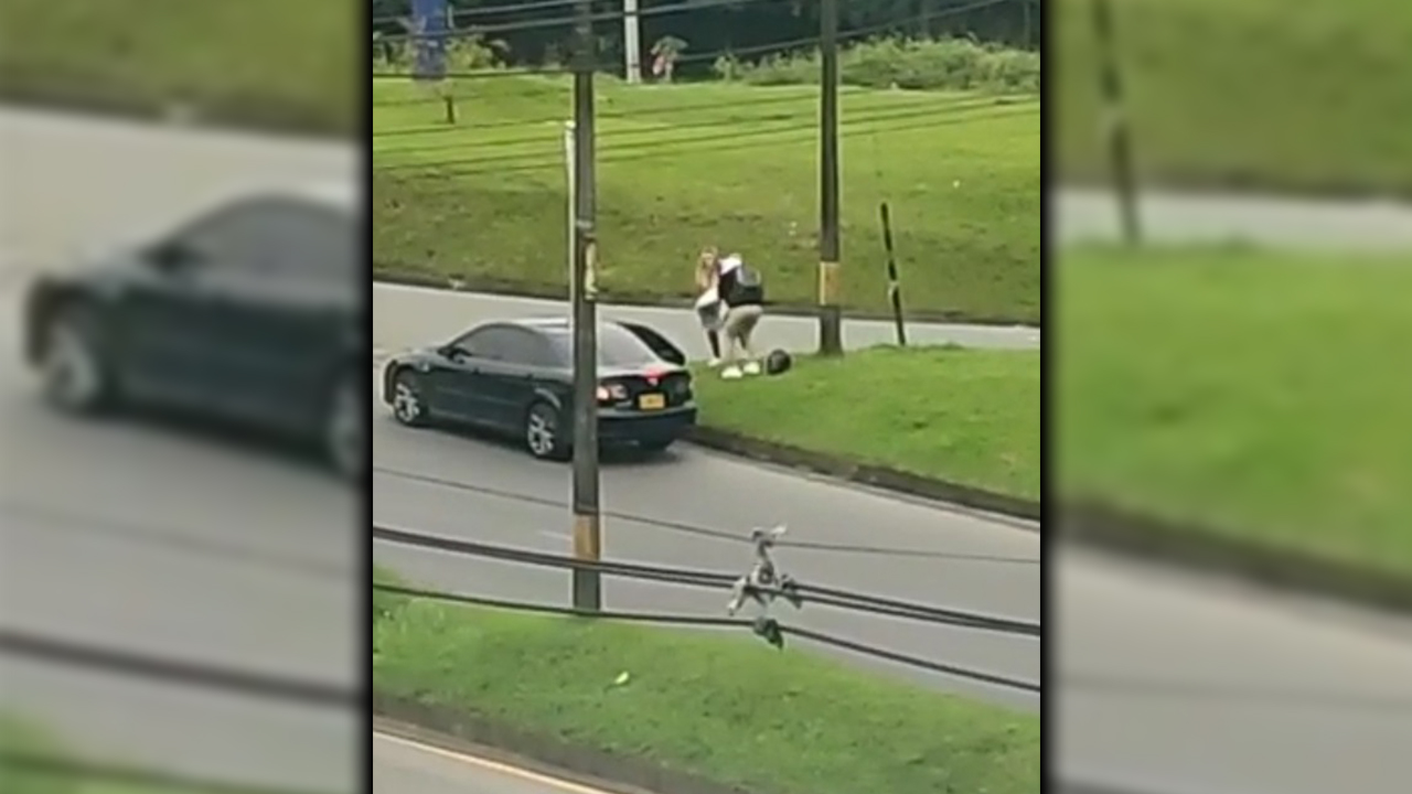 [Video] ¡Más personas así! Vieron a un perrito que herido, dejado a su suerte y lo ayudaron