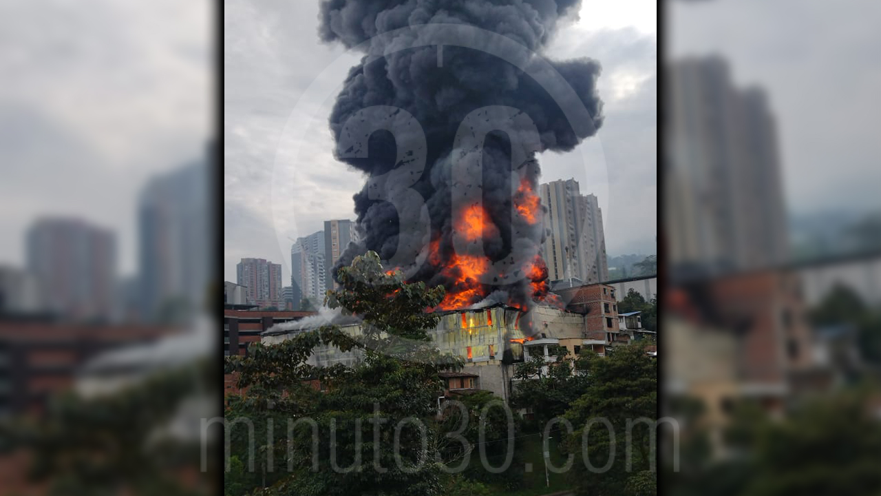[VIDEO] Crecen las llamas y no cesan las explosiones de voraz incendio en Envigado