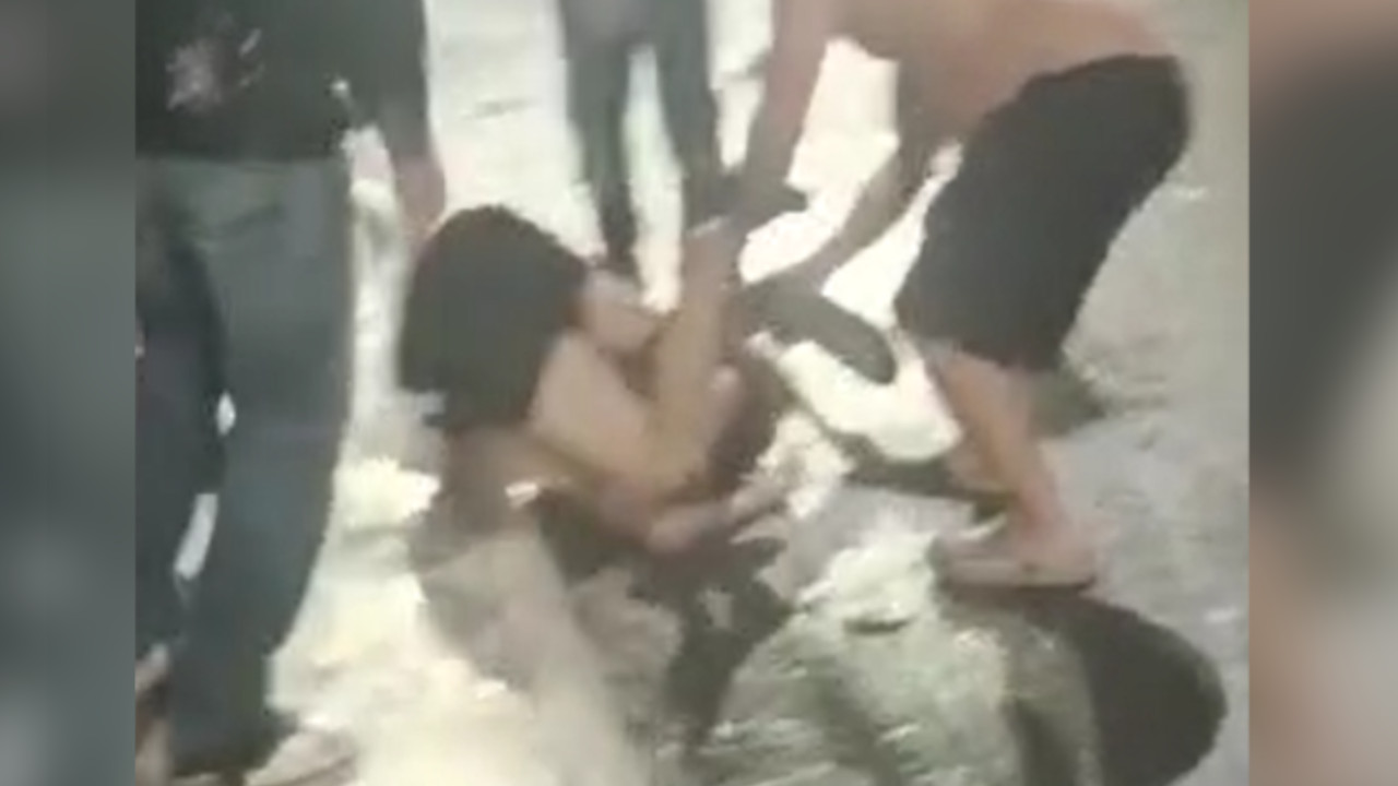 Video: Apunta de tablazos comunidad golpea a un presunto ladrón en Itagüí