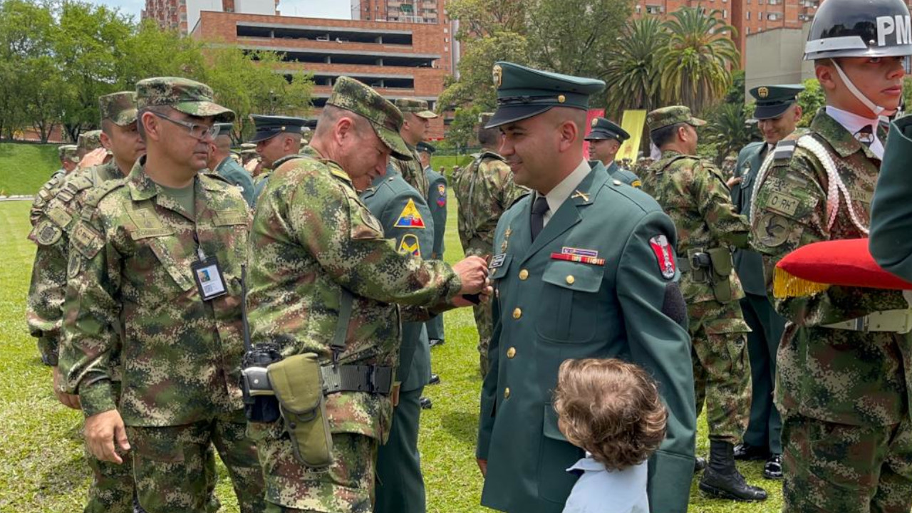 En Medellín realizaron una hermosa ceremonia para celebrar que 75 soldados fueron ascendidos