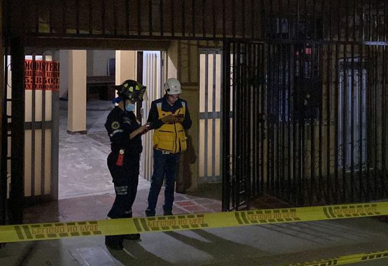 FOTOS: ¡Por deterioro estructural! Evacúan de urgencia edificio de cinco pisos en el barrio Boston 5 evacuacion boston4