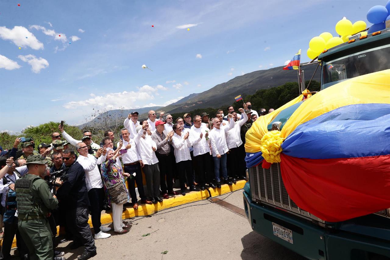 FOTOS Y VIDEO: ¡Al grito de "viva!" Reabierta oficialmente la frontera 2 frontera colombia venezuela1 1