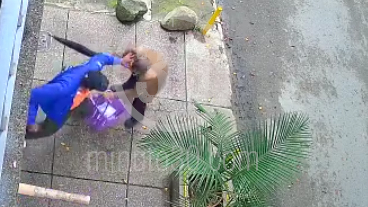 [Video] ¡Qué rabia! Grabaron a un sujeto golpeando salvajemente a una abuelita en Medellín