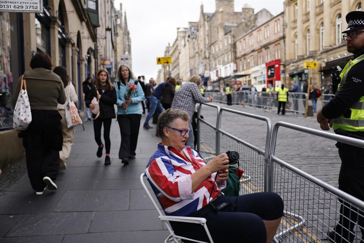 FOTOS: Miles de escoceses despiden en profundo silencio a Isabel II 3 iusabel II escocia1