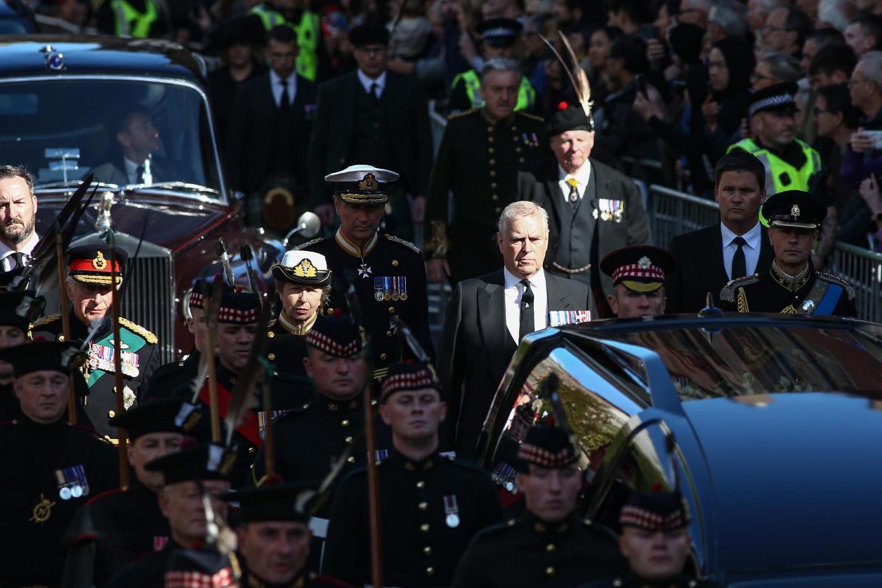 FOTOS: Miles de escoceses despiden en profundo silencio a Isabel II 2 iusabel II escocia2