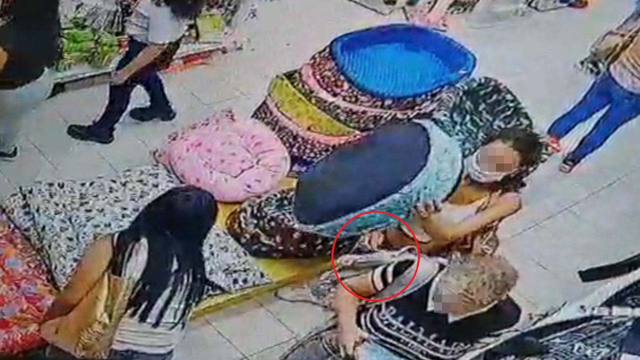 [Video] Las 'mañas' que se dieron dos mujeres para sacarle el celular del bolso a una mujer en Medellín