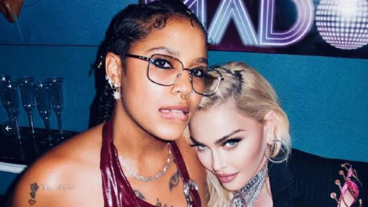 VIDEO: ¡Tremendo beso! Madonna causó polémica con reconocida rapera