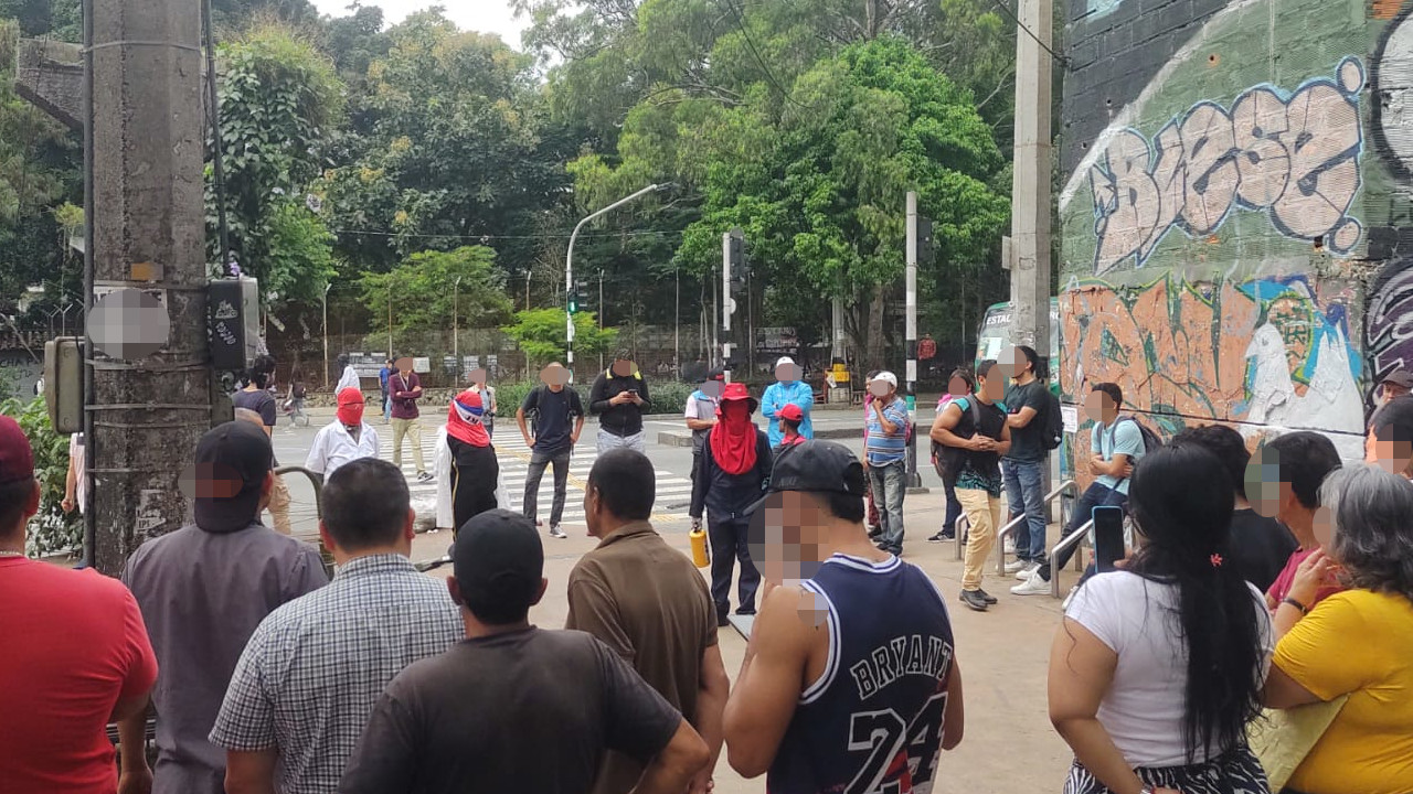 Otra vez por manifestaciones cerraron la vía a la altura de la Universidad de A