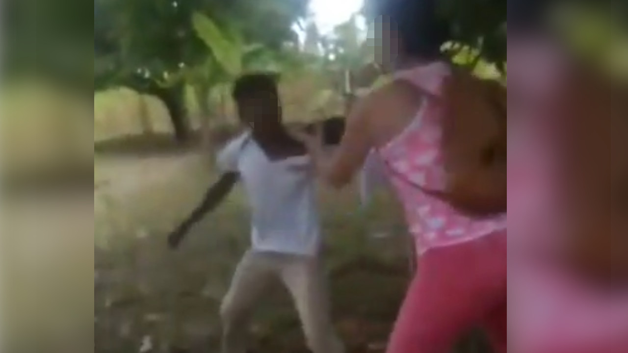 [Video] ¡Qué violencia! Grabaron el momento en que una mujer le pega salvajemente a un menor