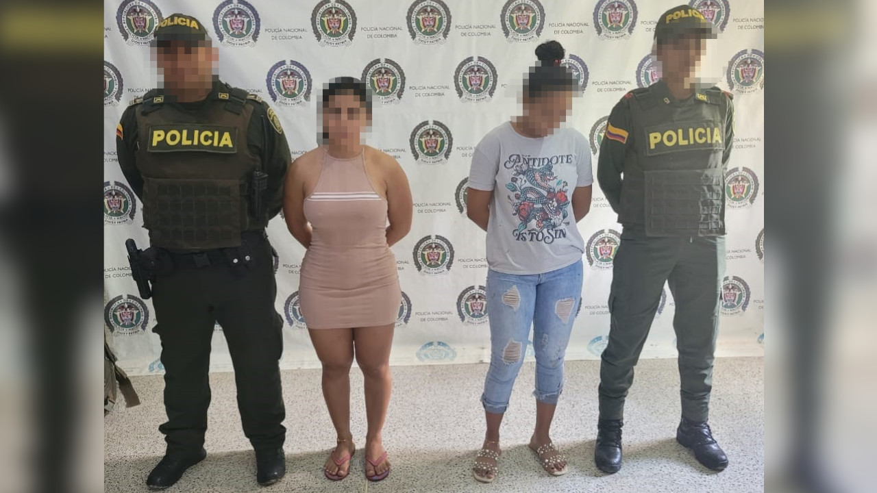 ¿No les da pena? Mujeres se 'mechonearon' a las afueras del colegio de los hijos