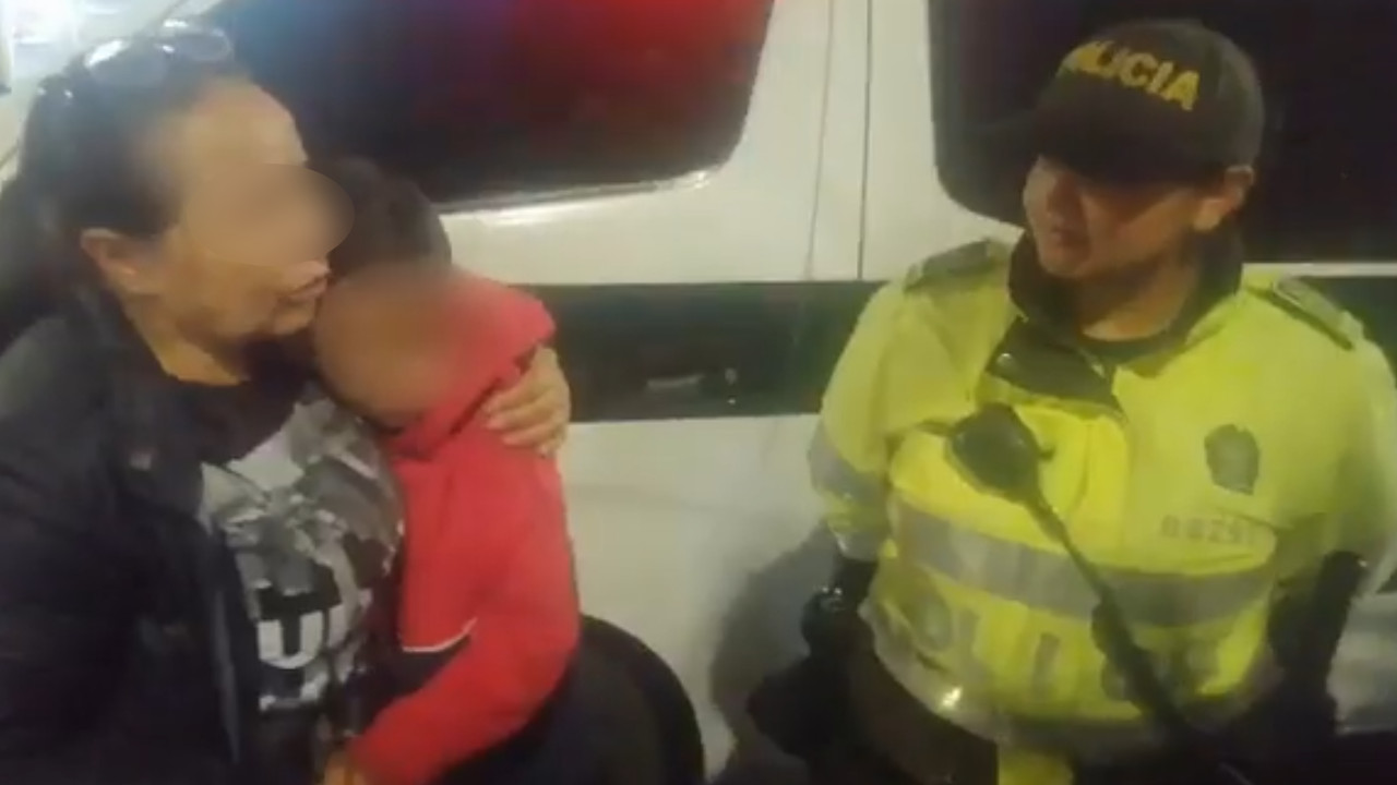 [Video] Abuelita olvidó a su nieto en un bus en Bogotá