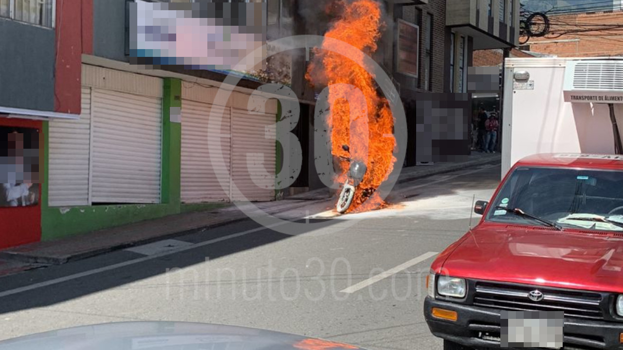 [Fotos y video] Se está quemando una moto en Bello