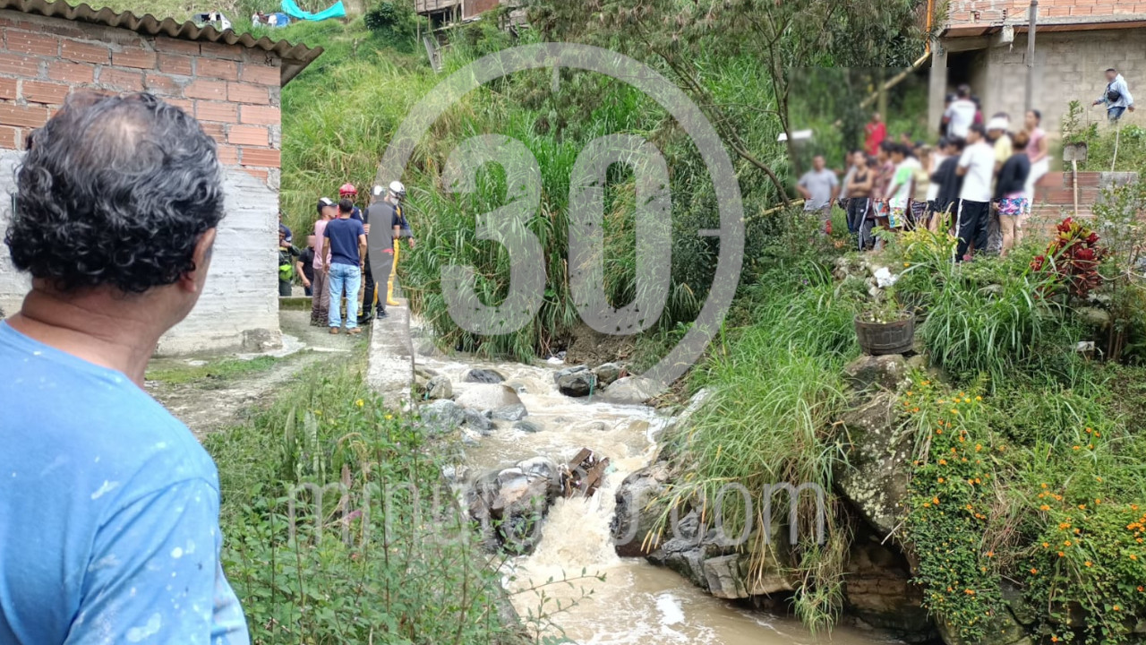 [Fotos y videos] Encuentran una mujer muerta en una quebrada de Bello