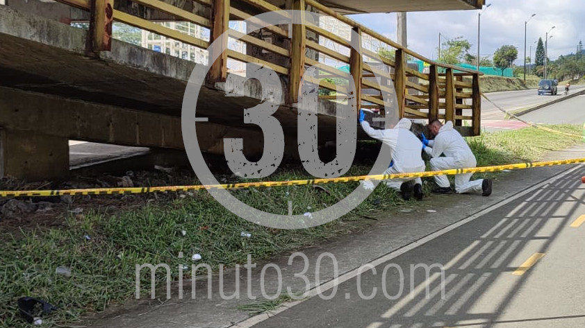 Un habitante de calle murió debajo de un puente peatonal de la Autopista Norte