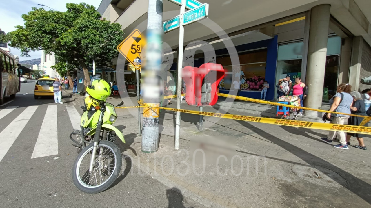 Iba persiguiendo y gritándole a un hombre por el centro de Medellín y terminó apuñalado
