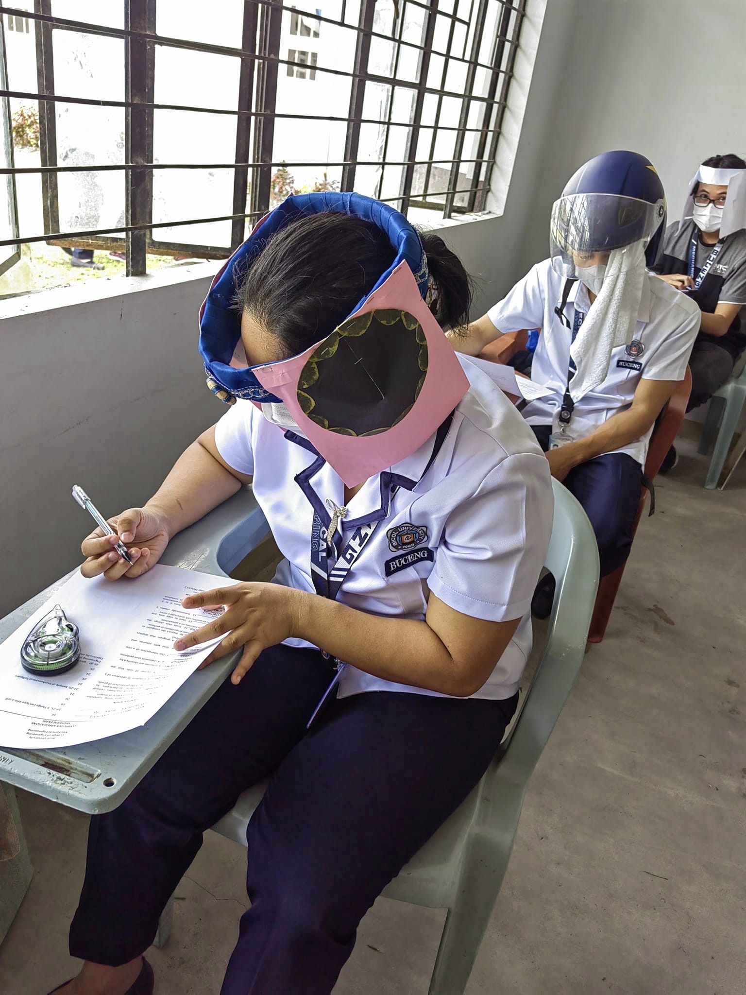 Alumnos en Filipinas crearon cascos para no coger copia en los exámenes