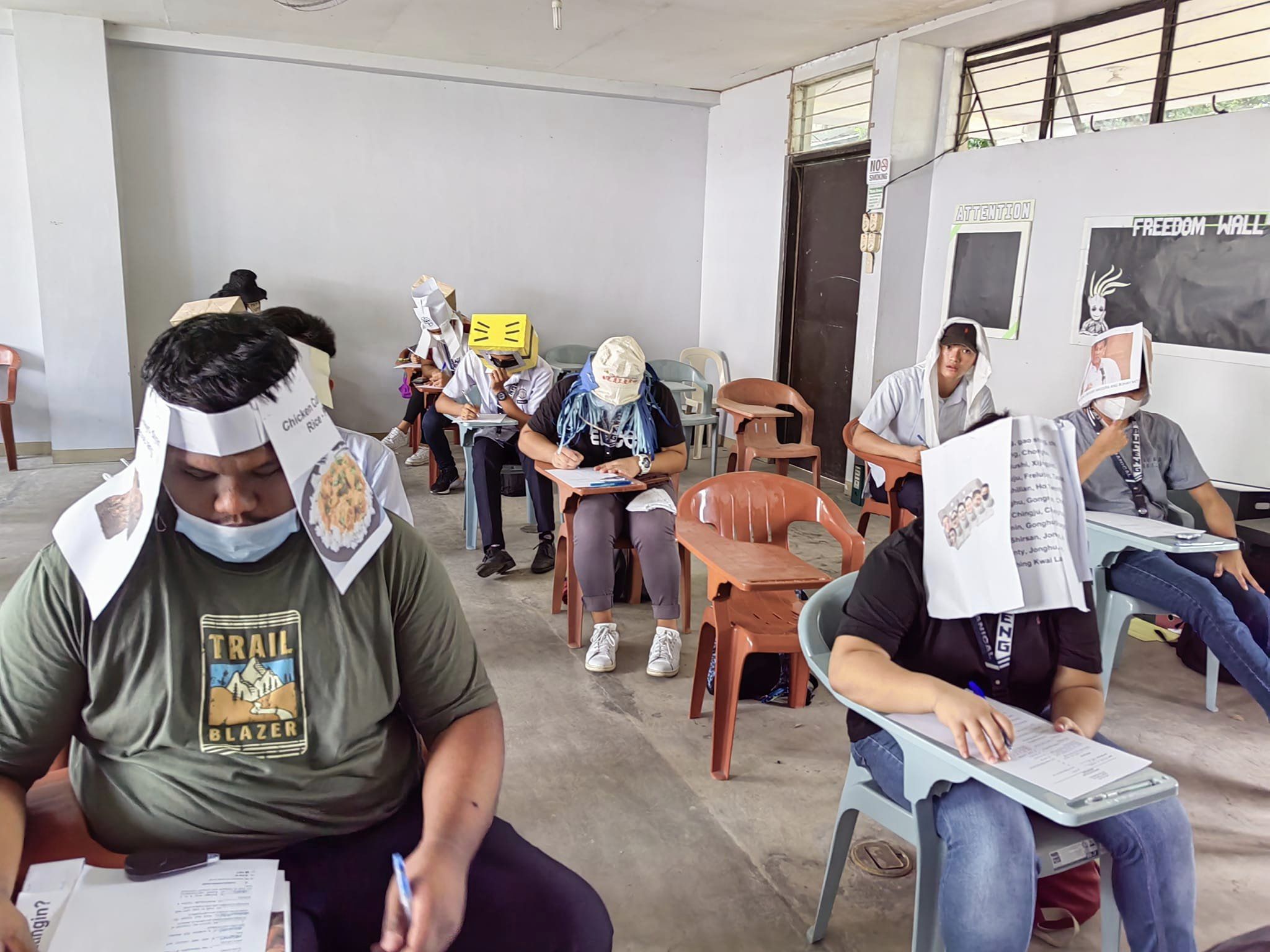 Alumnos en Filipinas crearon cascos para no coger copia en los exámenes