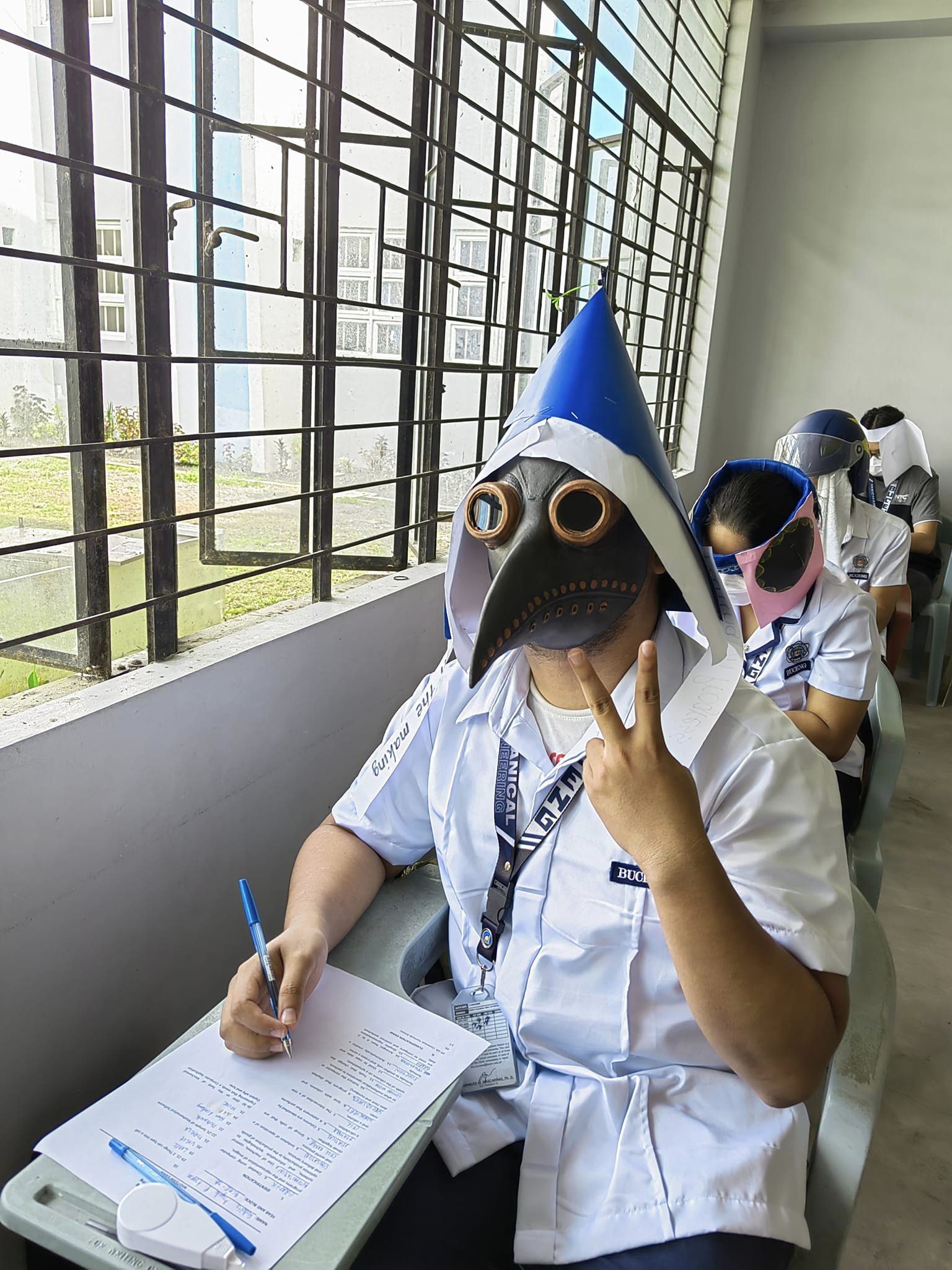 Alumnos en Filipinas crearon cascos para no coger copia en los exámenes