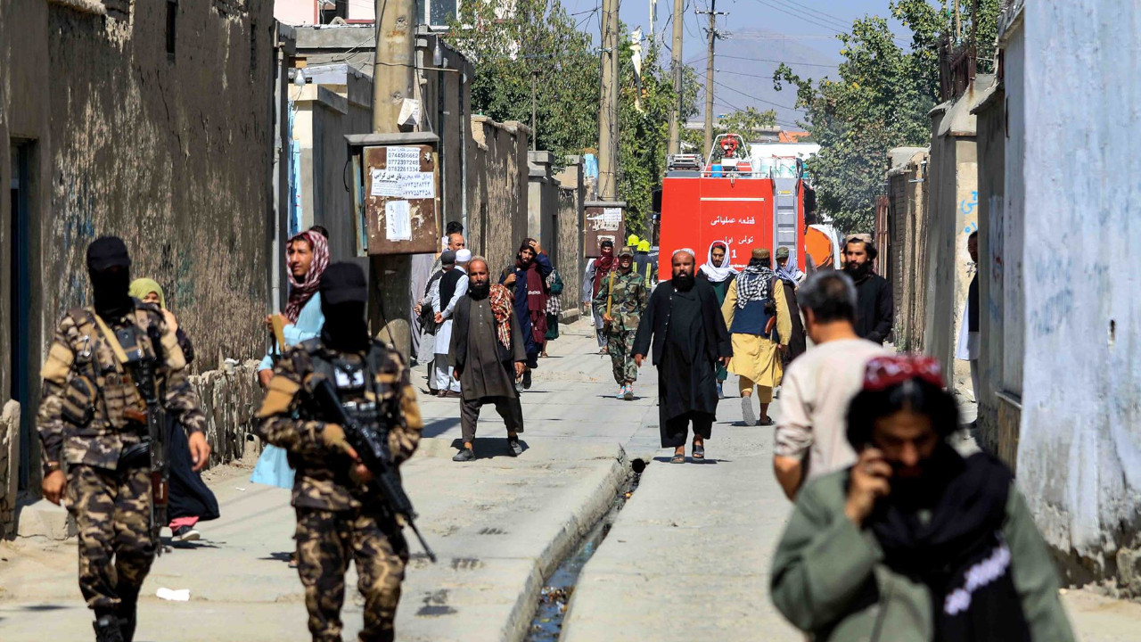 Talibanes montan guardia en el lugar de una explosión de una bomba en Kabul el 30 de septiembre de 2022. EFE/EPA/STRINGER