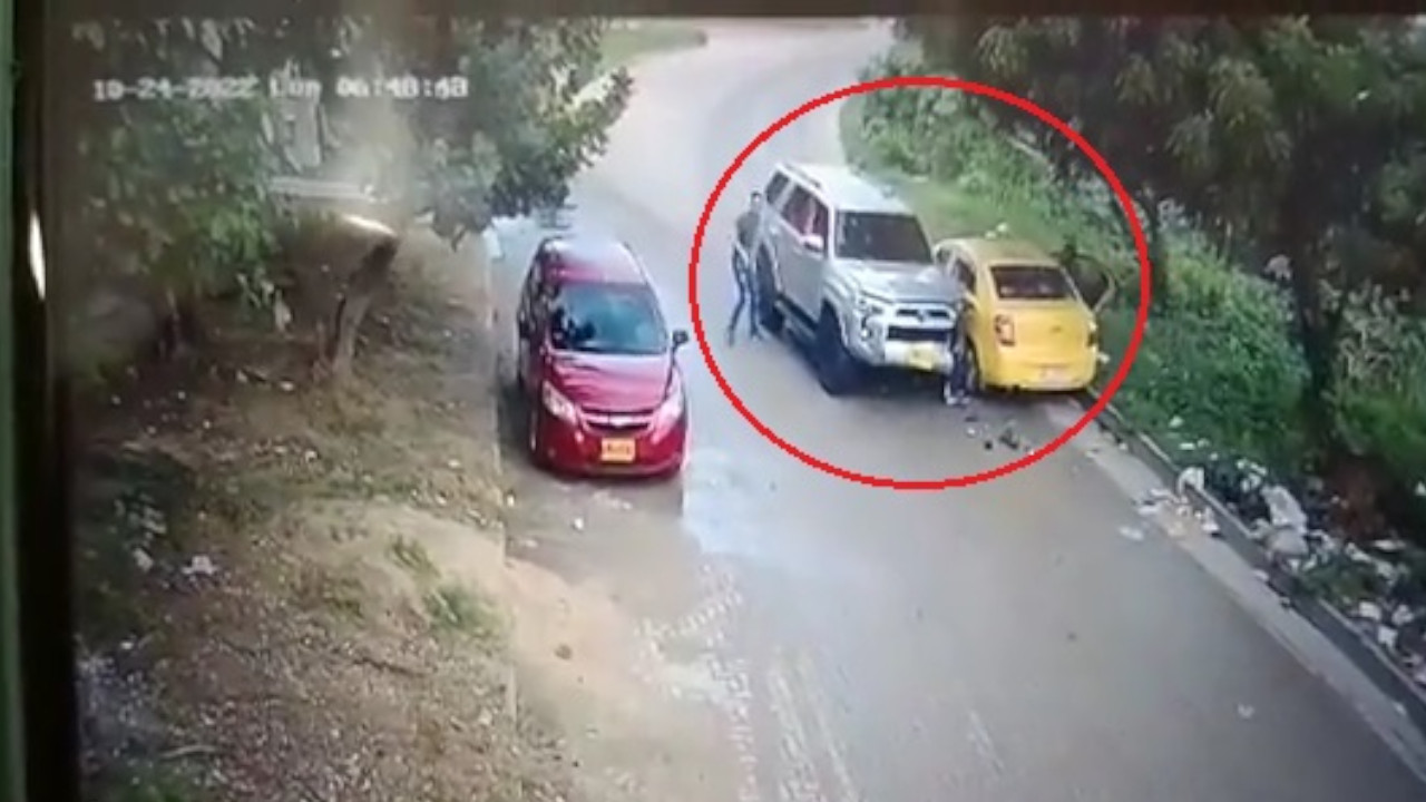 Así fue el choque entre un taxi y camioneta que transportaba herido en balacera de Puerto Colombia