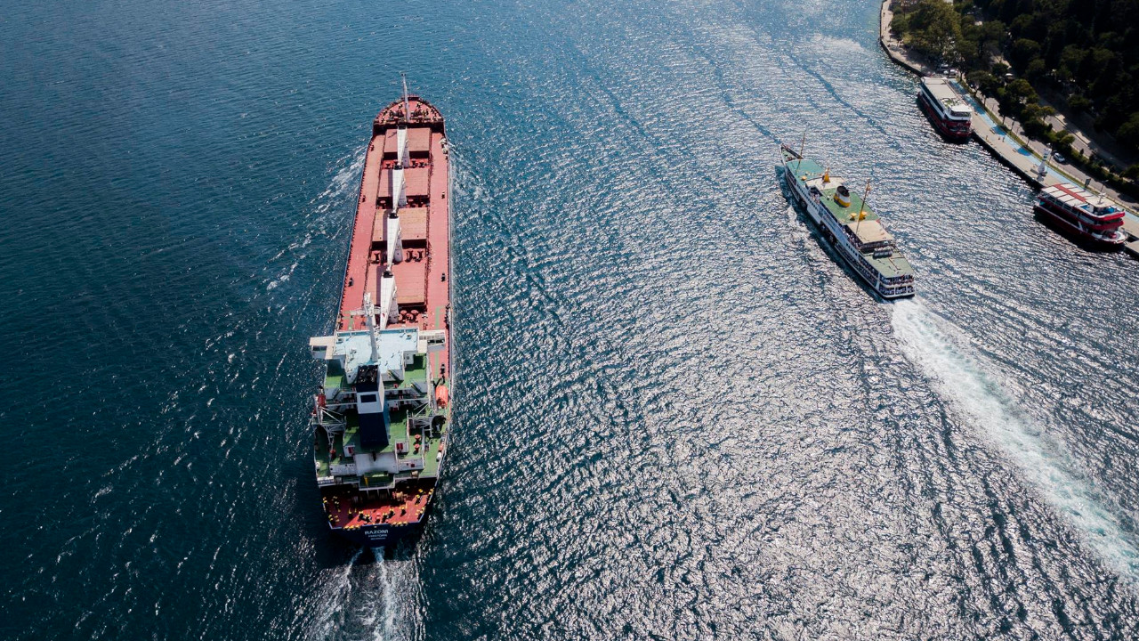 Una fotografía aérea muestra al carguero Razoni, con bandera de Sierra Leona, que partió del puerto de Odesa con el primer cargamento de cereales para la exportación, navegando por el Bósforo tras una inspección en Estambul, el 3 de agosto de 2022. EFE/EPA/TOLGA BOZOGLU