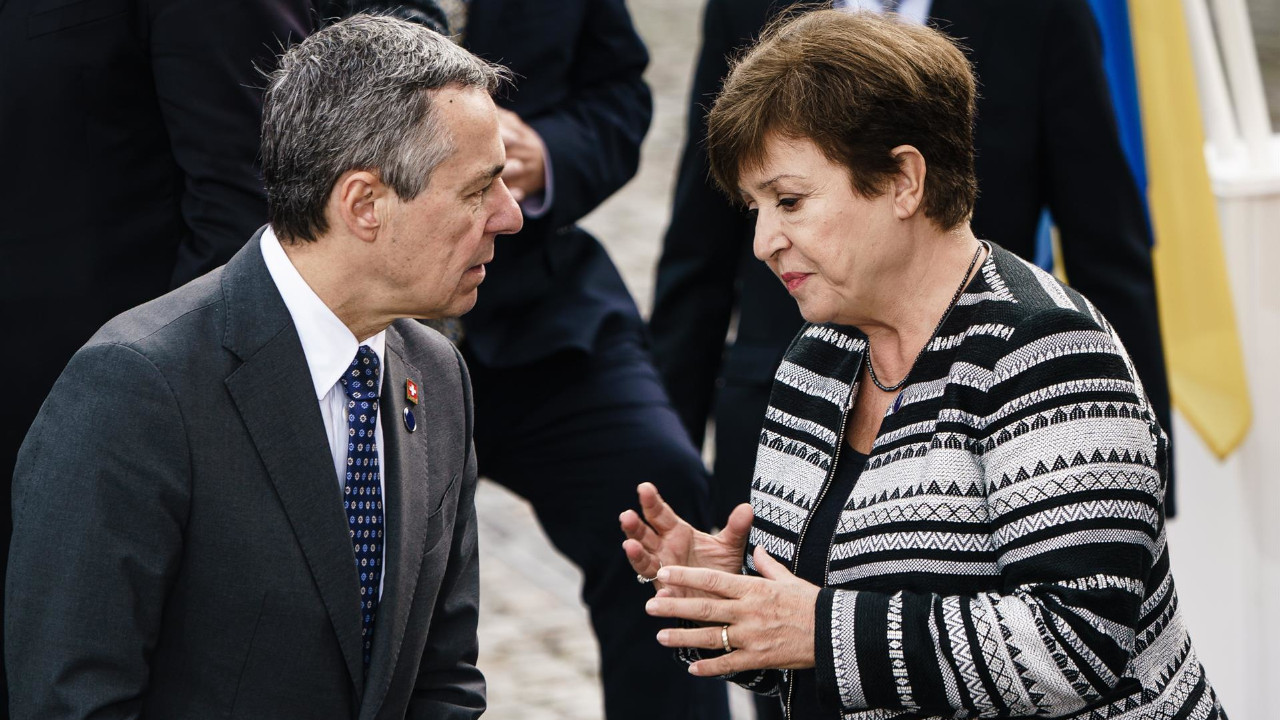 El presidente de Suiza, Ignazio Cassis (i), y la directora gerente del Fondo Monetario Internacional (FMI), Kristalina Georgieva (d), conversan durante una foto familiar en la Conferencia Internacional de Expertos sobre la Reconstrucción de Ucrania en Berlín este 25 de octubre. EFE/EPA/CLEMENS BILAN