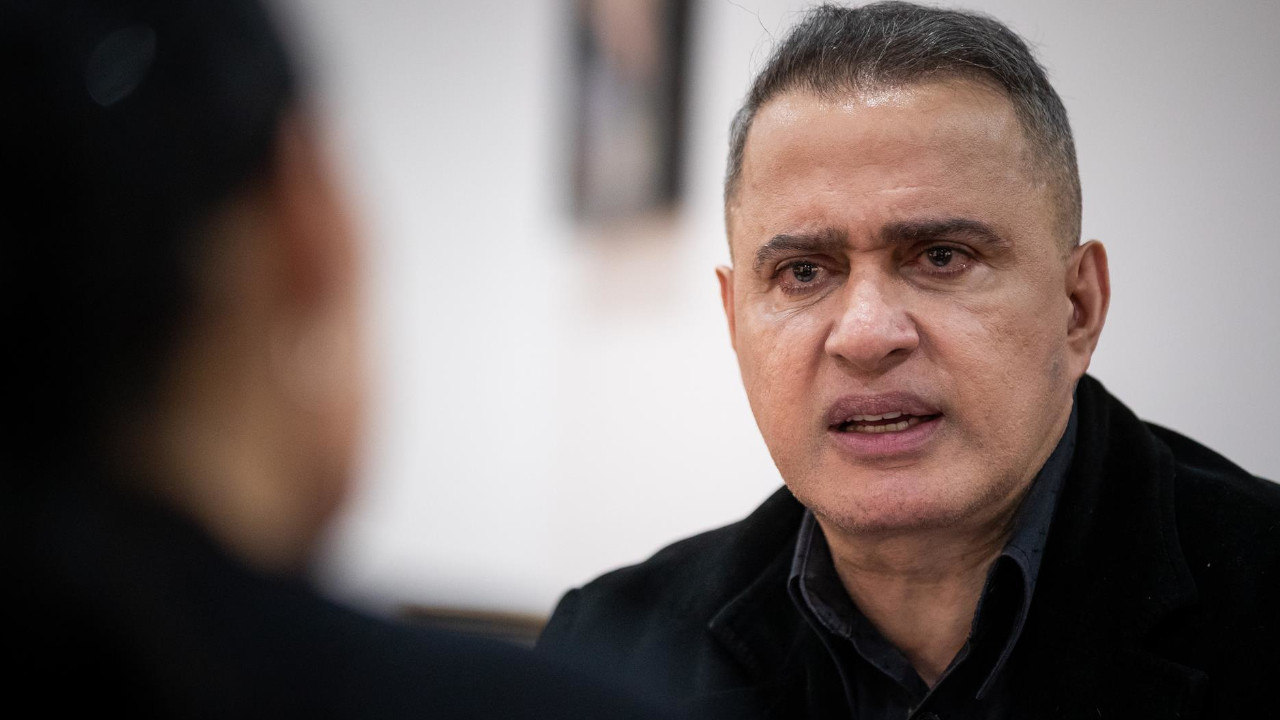 El fiscal general de Venezuela, Tarek William Saab, habla durante una entrevista con EFE, el 14 de octubre de 2022, en la sede del Ministerio Público en Caracas (Venezuela). EFE/Rayner Peña R.