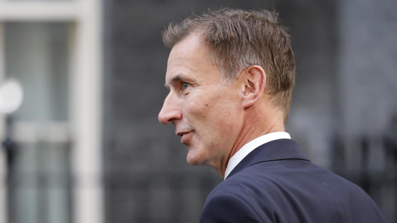 El ministro de Economía británico, Jeremy Hunt, llega a una reunión del Gabinete en Downing Street este 25 de octubre de 2022. EFE/EPA/TOLGA AKMEN