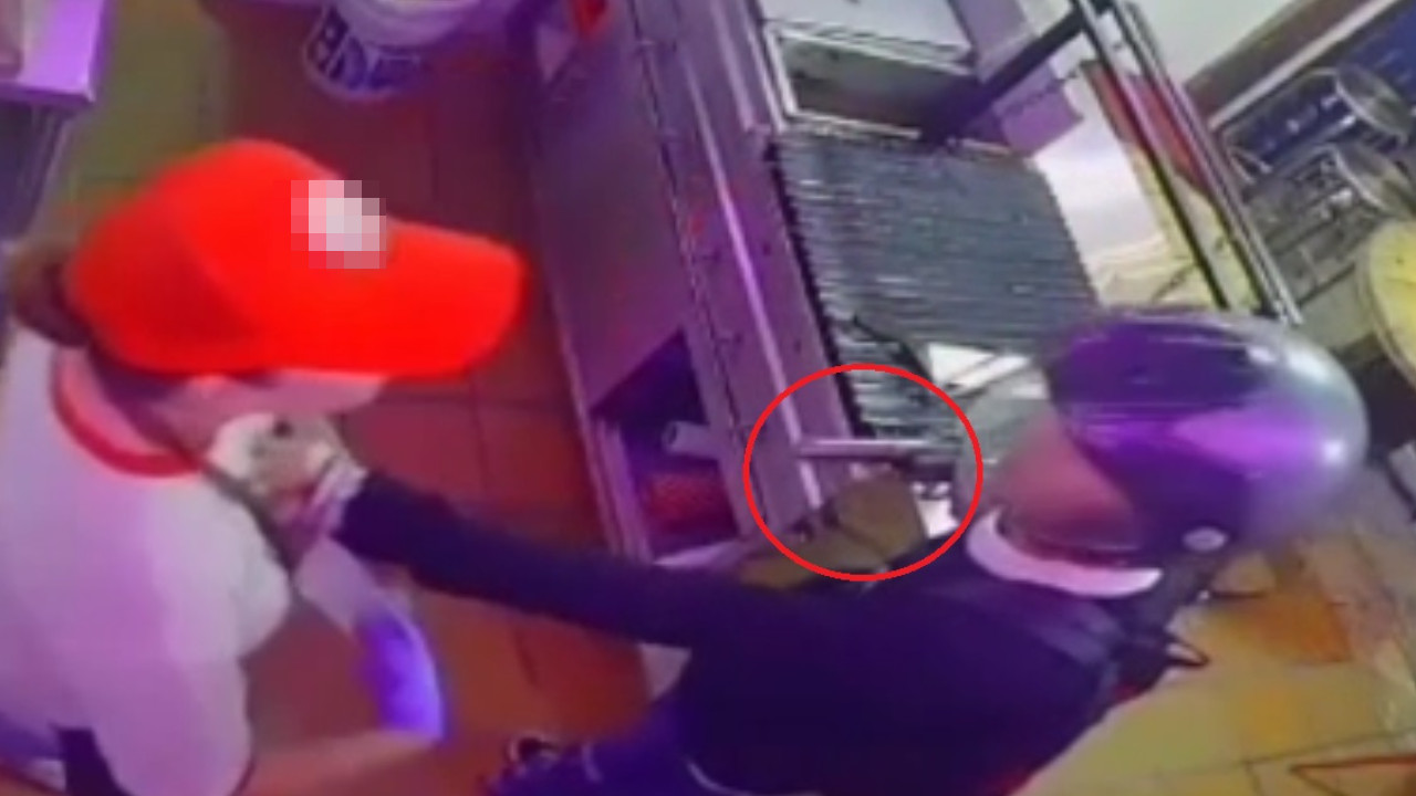 [Video] ¡Que rabia! Ladrón 'enfierrado' le robó a dos empleadas de un negocio en Bello