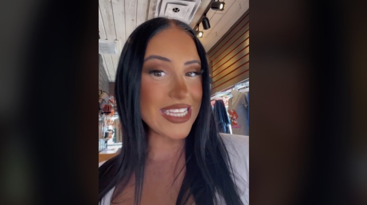 Mesera boleteó a un cliente “infiel”, estaba sentado con una mujer