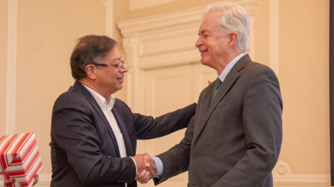 Primer apretón de manos entre la CIA y Gustavo Petro