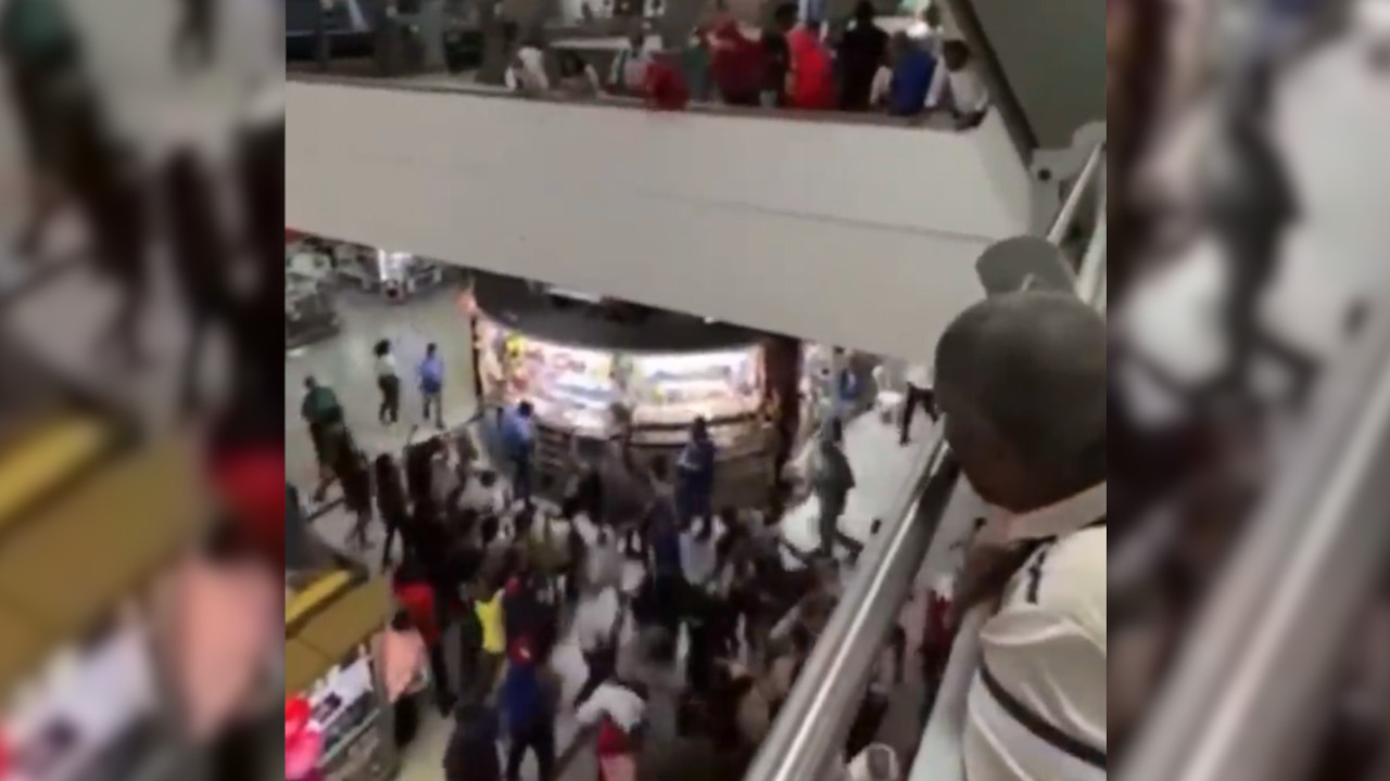 Una locura: arrojaron billetes de 50 mil en Terminal de Transportes de Cali