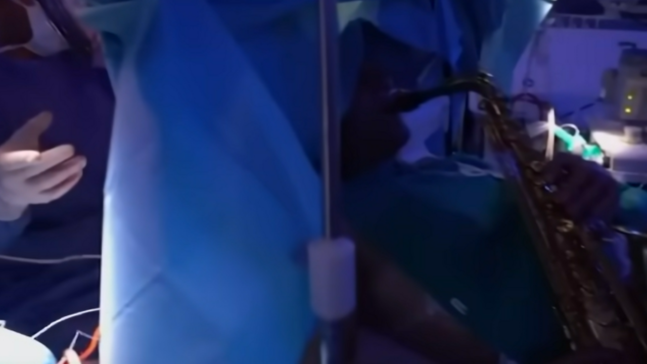 [VIDEO] ¡Impresionante! Hombre tocó el saxofón mientras le extraían tumor en el cerebro 