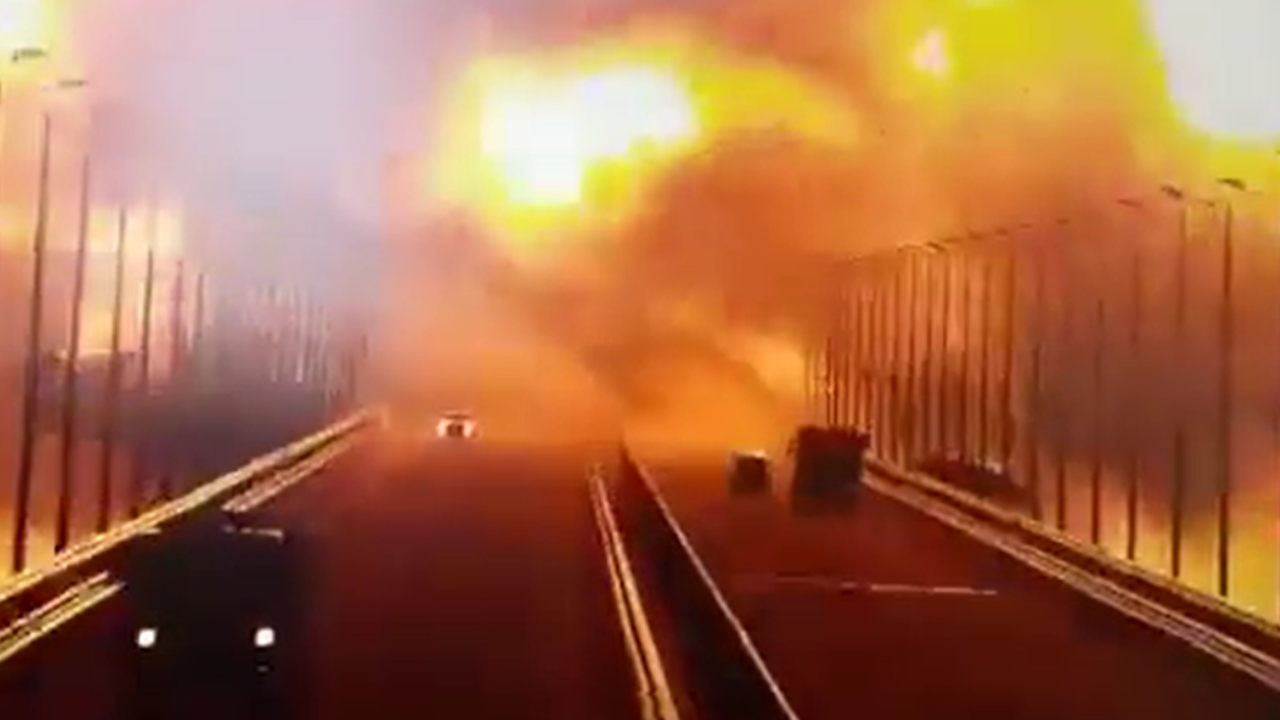 VIDEOS] El momento en que la explosión destruyó el puente que conecta a Rusia y Crimea