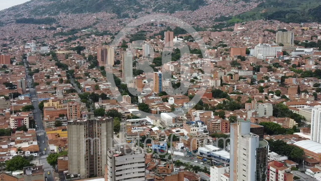 Un hombre dormía en un andén del centro de Medellín cuando lo atacaron a puñaladas