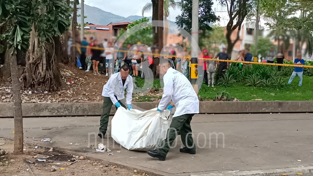 [Fotos y video] En pleno centro de Medellín encontraron otro embolsado, tiene una herida en el cuello