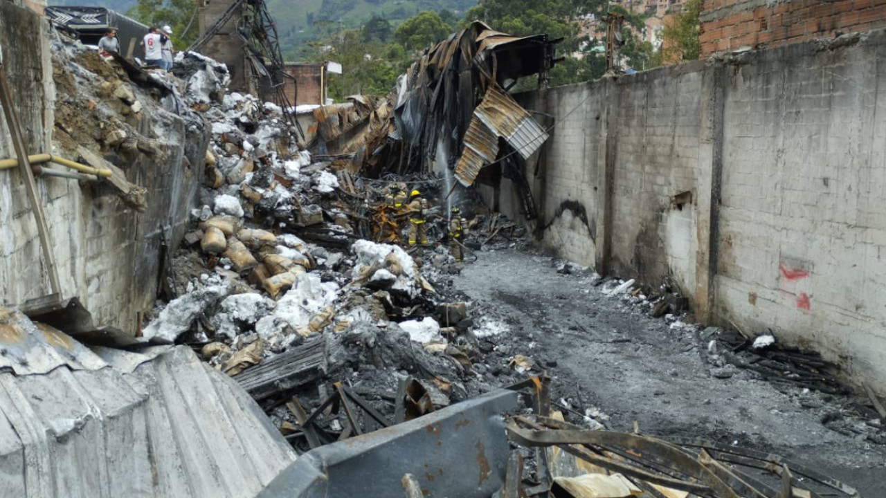 Otra vez se prendió la empresa de icopor en Envigado