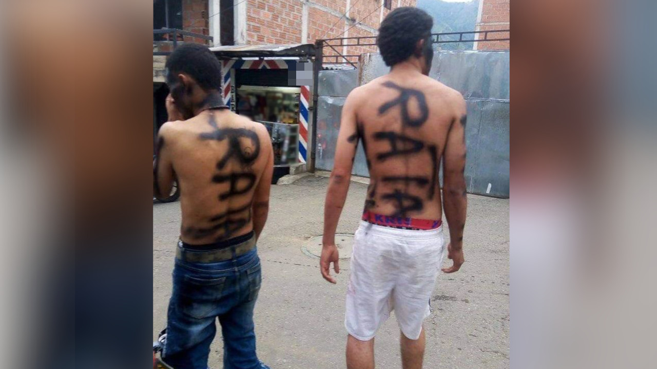A estos sujetos en Bello les quitaron la ropa y les escribieron la palabra "rata"