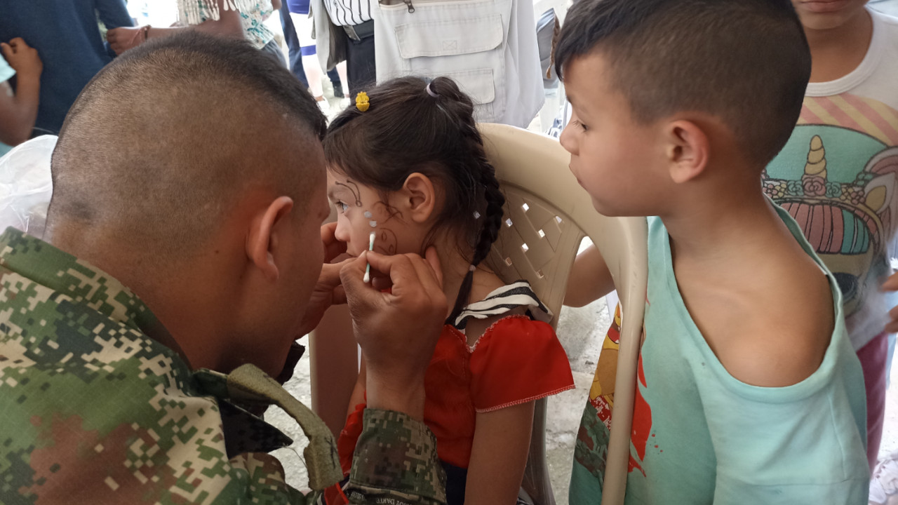 [Video] Soldados le regalaron sonrisas a niños de la vereda Granizal de Bello