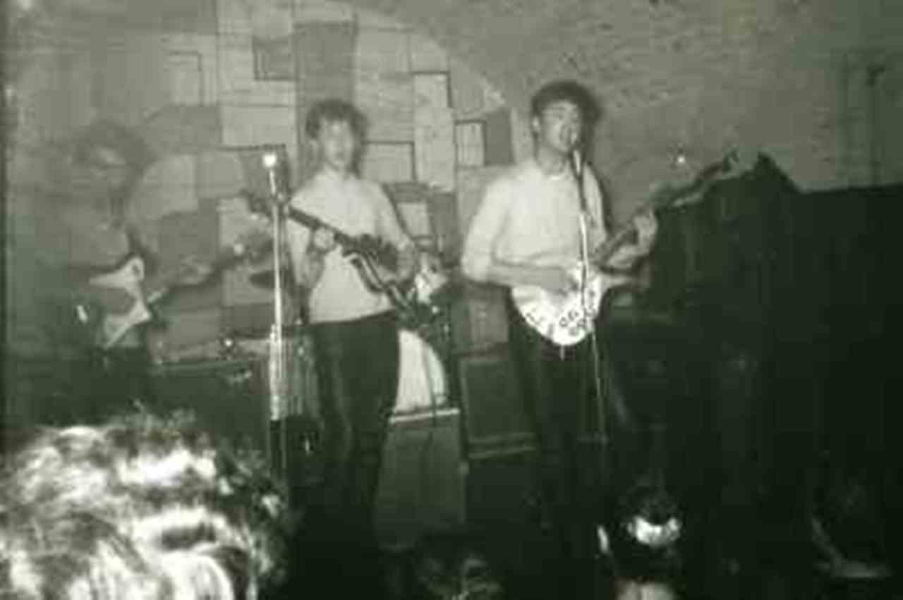 Hallan dos inusuales fotografías de los Beatles tocando en The Cavern 3 the beatles cavern2