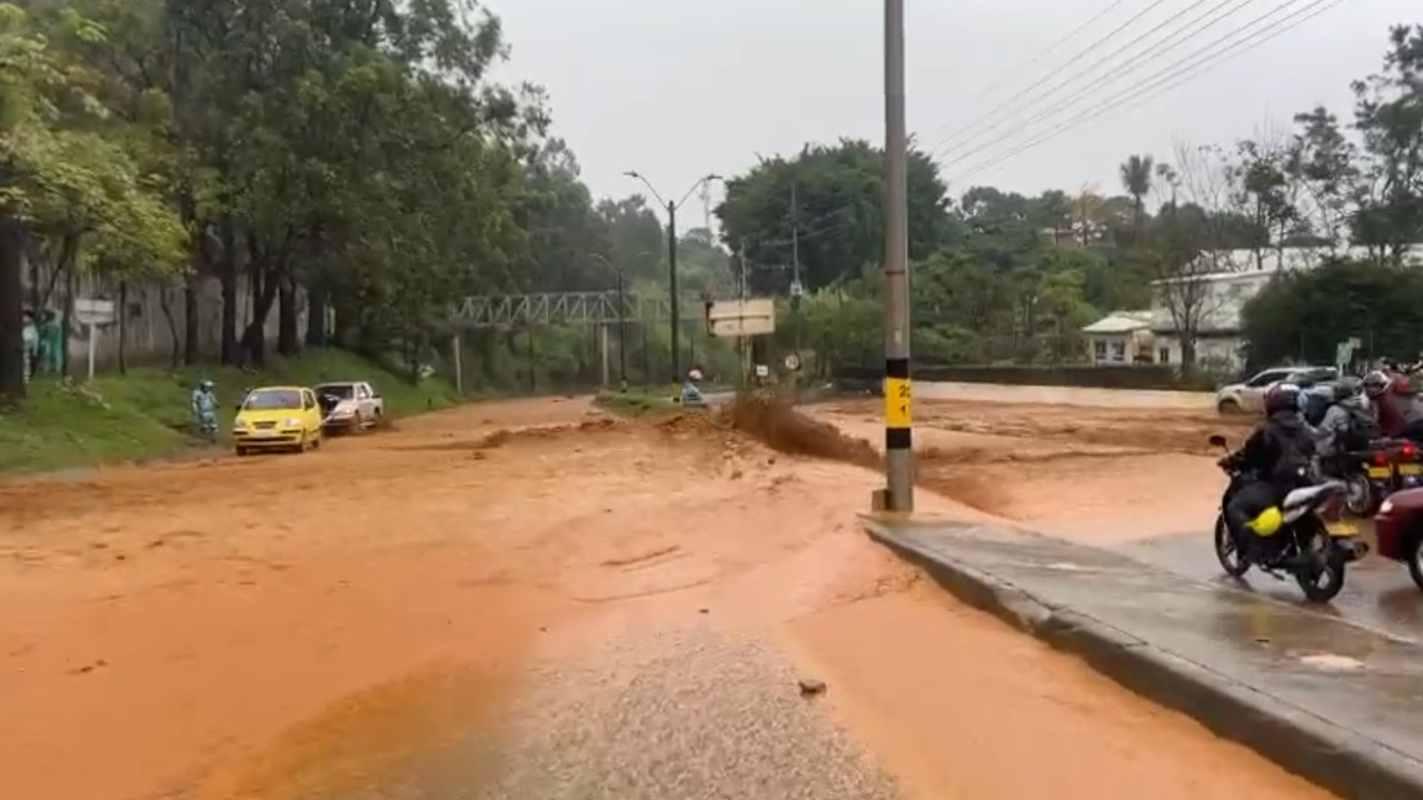 [Video] ¡Pilas! No hay paso en la autopista Medellín - Bogotá, la vía tiene mucha agua