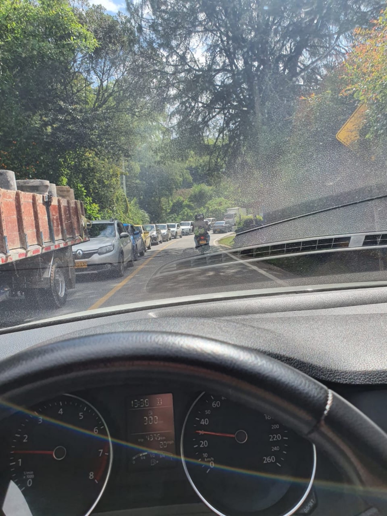 ¡Pilas! Paso a un carril vía Marinilla - El Peñol por deslizamiento 3 %C2%A1Pilas Paso a un carril via Marinilla El Penol por deslizamiento 1