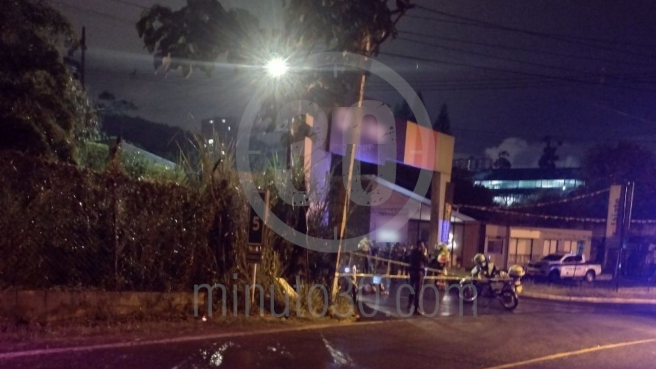 [FOTOS Y VIDEO] En Copacabana balearon a un hombre, uno de los sicarios se bajo de la moto y le quitó algo a la víctima