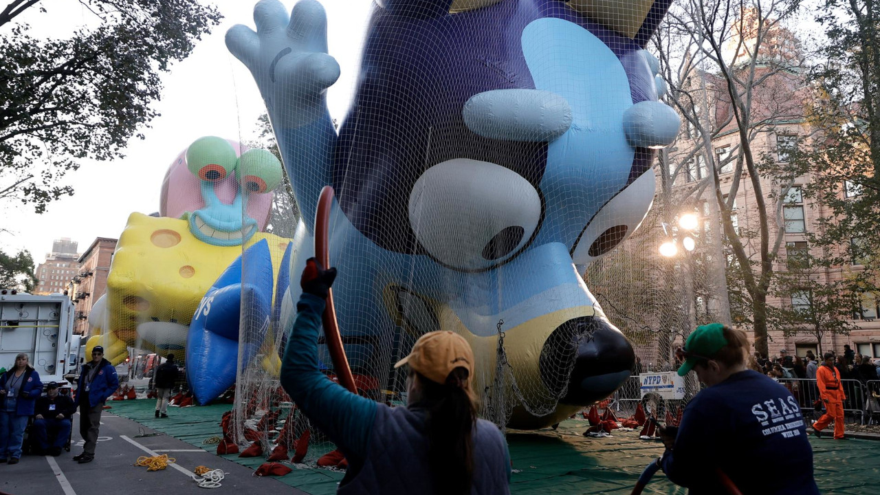 Técnicos inflan hoy el globo 'Bluey' en la víspera al Desfile del Día de Acción de Gracias de Macy's, en Nueva York (EE.UU.). EFE/EPA/Jason Szenes.