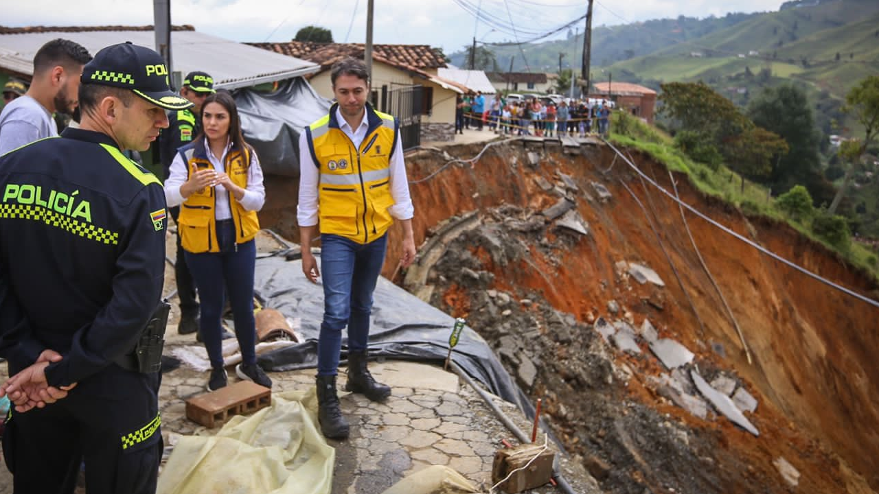 Alcalde Daniel Quintero recorrió la vereda El Patio de San Cristóbal para atender la emergencia
