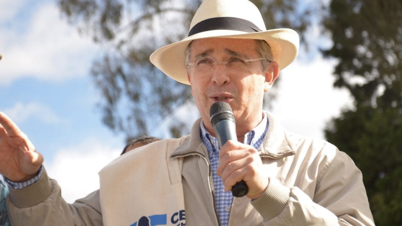Álvaro Uribe defendió las vías 4G y solicitó la financiación